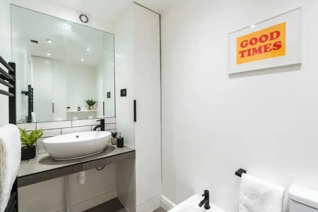 3 X Bedroom Riverside Flat With Hot Tub On Roof Terrace 런던 외부 사진