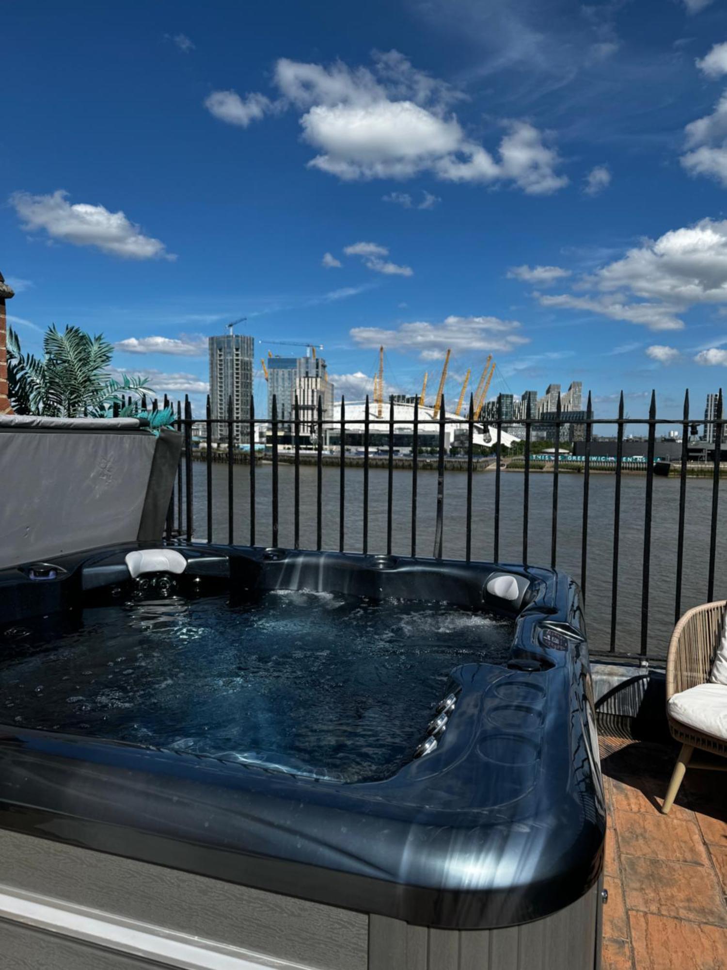 3 X Bedroom Riverside Flat With Hot Tub On Roof Terrace 런던 외부 사진
