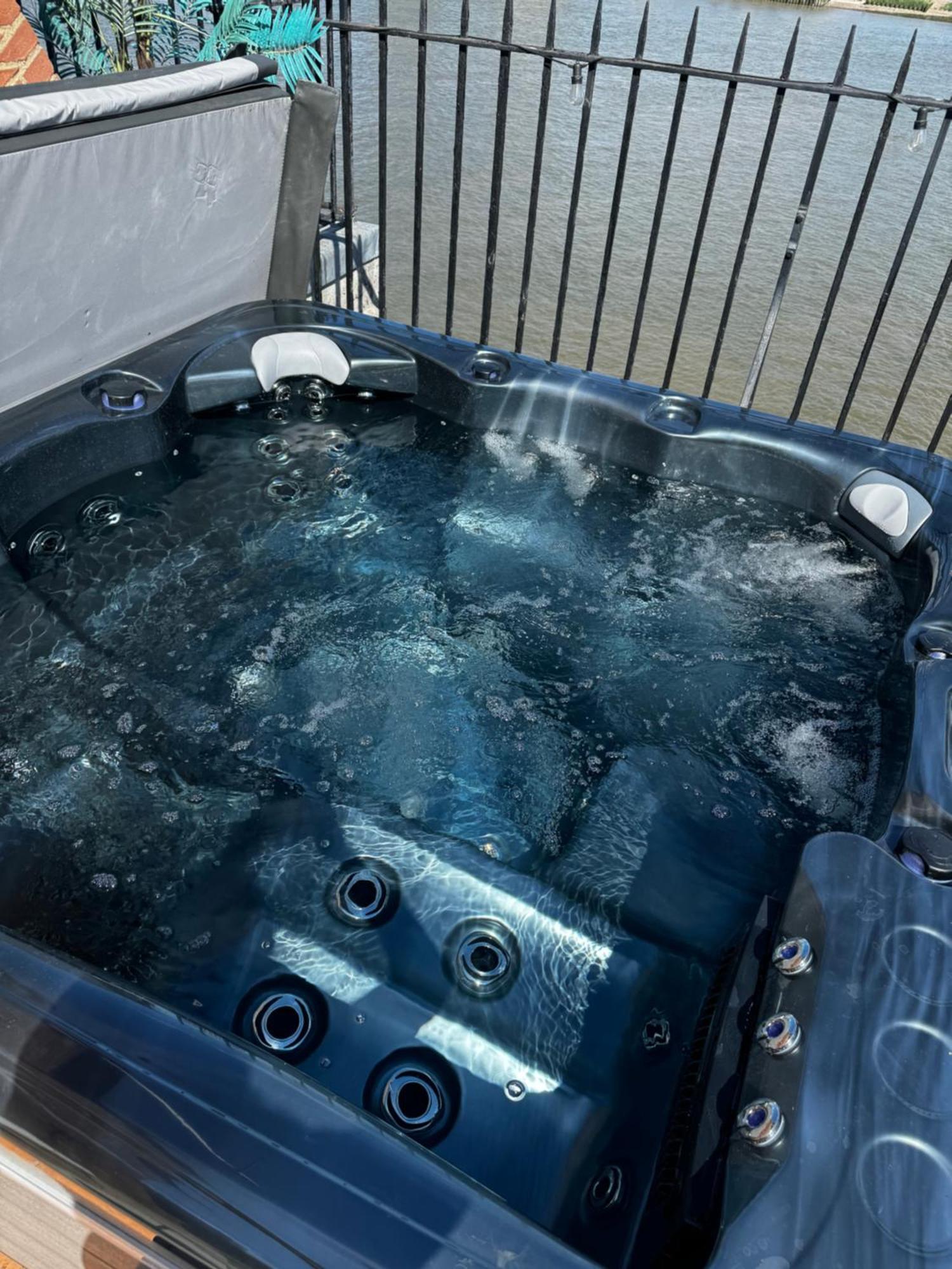 3 X Bedroom Riverside Flat With Hot Tub On Roof Terrace 런던 외부 사진