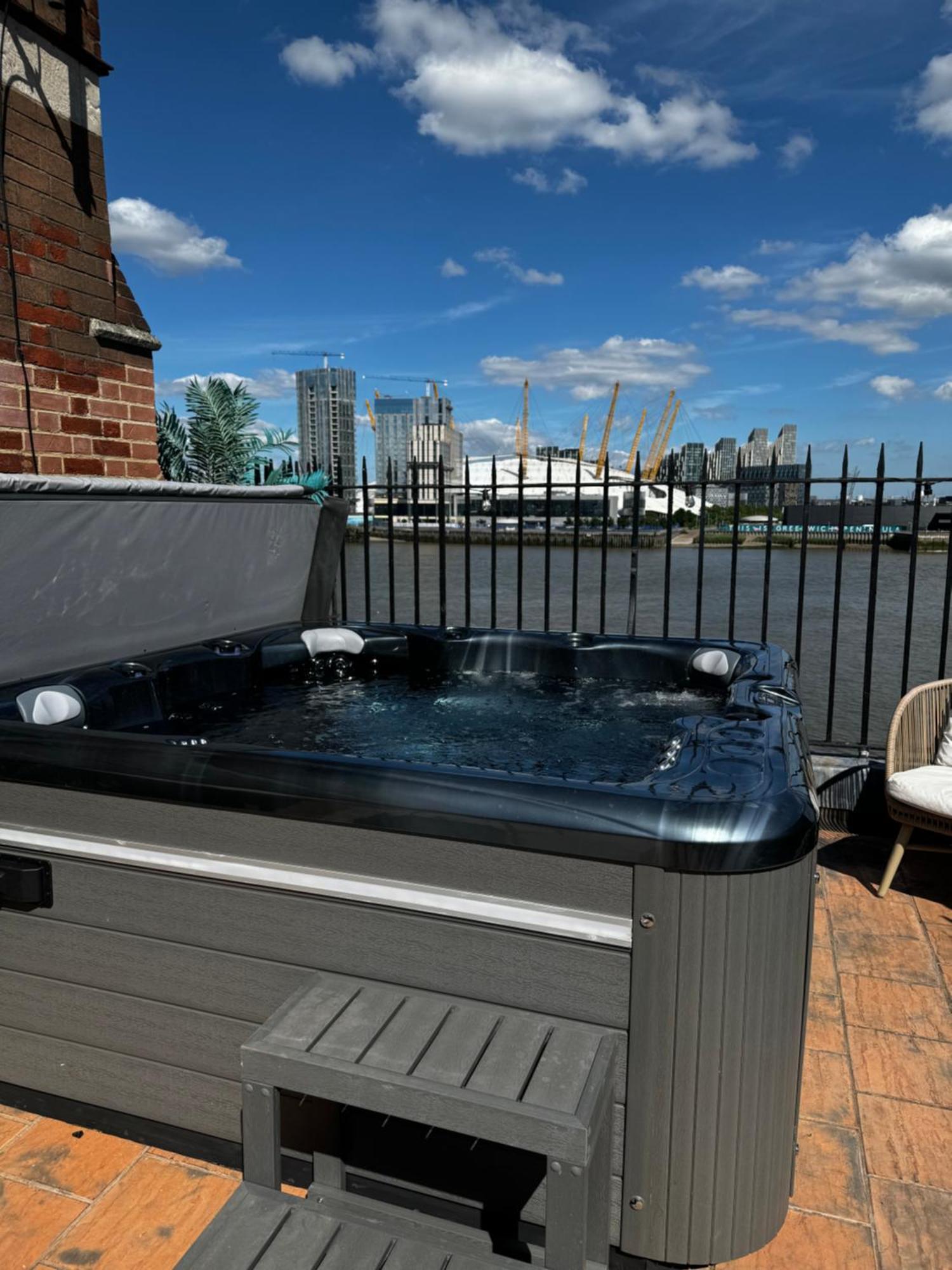 3 X Bedroom Riverside Flat With Hot Tub On Roof Terrace 런던 외부 사진