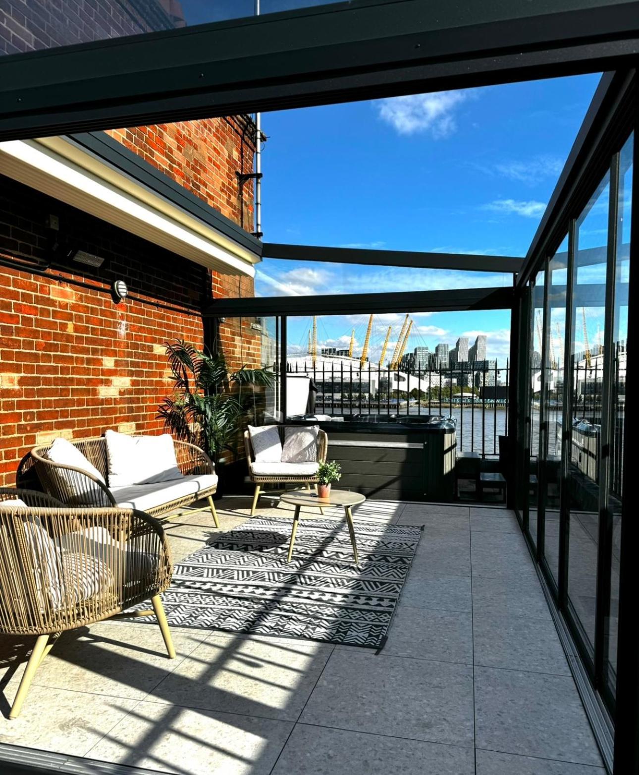 3 X Bedroom Riverside Flat With Hot Tub On Roof Terrace 런던 외부 사진